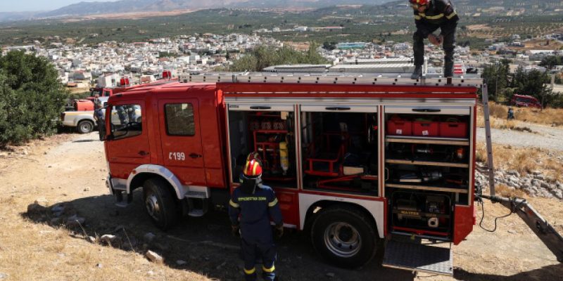 Yunanistan üç ayrı orman yangınıyla mücadele ediyor