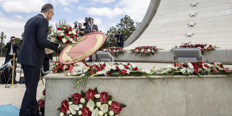 Cumhurbaşkanı Yardımcısı Oktay, 15 Temmuz Anıtı'na çelenk bıraktı, dua etti