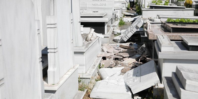 Hasköy Yahudi Mezarlığı'nda bazı mezar taşları tahrip edildi