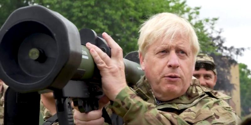 İngiltere Başbakanı Johnson askeri eğitime katıldı