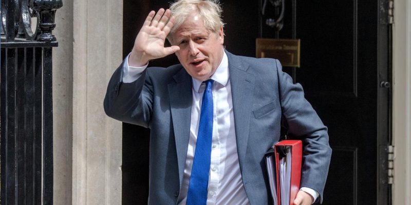 İngiltere Başbakanı Johnson'dan "göreve devam" mesajı