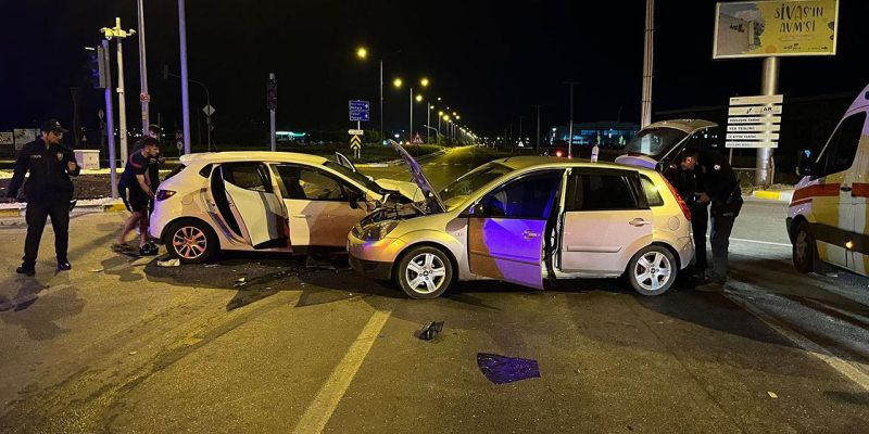 Sivas'ta iki otomobil çarpıştı: 1 ölü, 6 yaralı