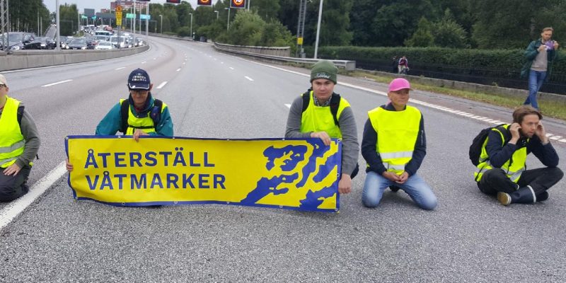 Ambulansın olduğu yolu kesen aktivistlere İsveç'te soruşturma