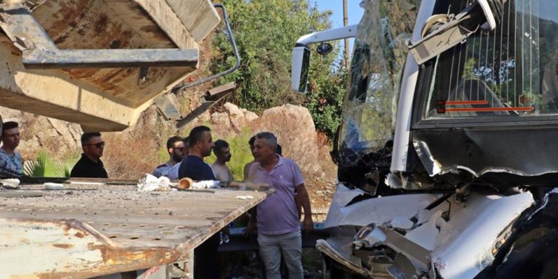 Antalya'da servis midibüsü ile çekici çarpıştı: 27 yaralı