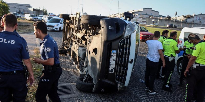 Bursa'da servis aracı devrildi: 8 yaralı