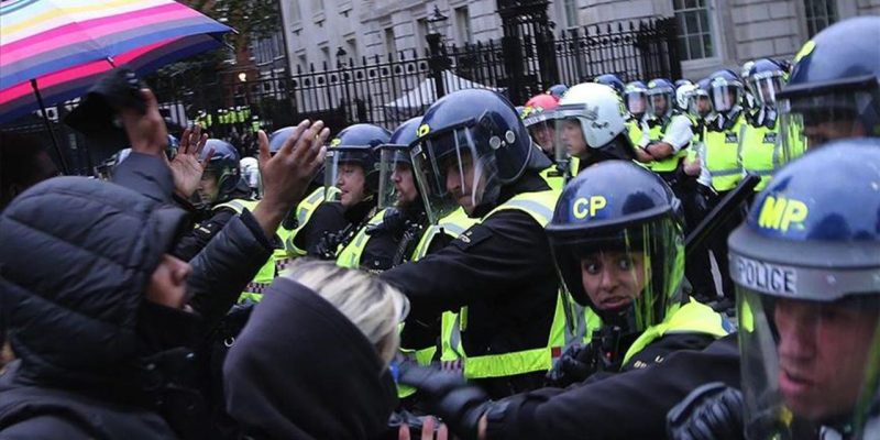 İngiltere'de "polis şiddeti" raporu: Orantısız güç kullanımında en çok siyahiler hedef oldu