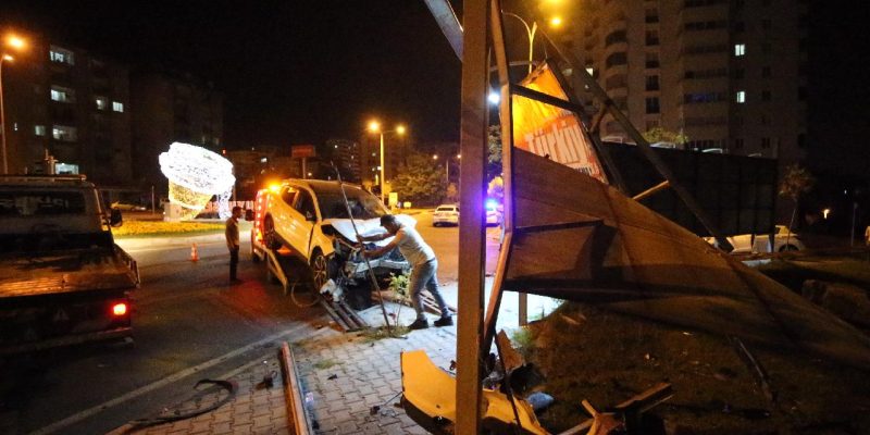 Kahramanmaraş'ta iki otomobil çarpıştı: 8 yaralı