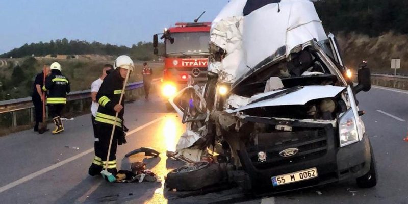 Samsun'da minibüs tıra çarptı: 1 ölü