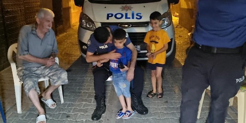 Annenin evde yalnız bıraktığı iki çocuğu polis buldu