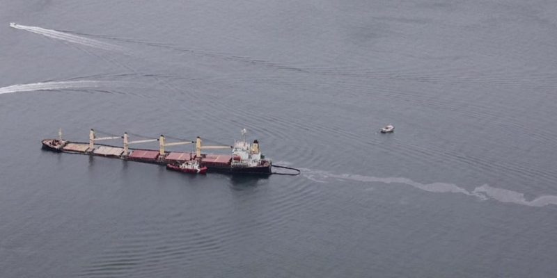 Cebelitarık Boğazı'nda gövdesi yarılan yük gemisindeki yakıt denize dökülüyor