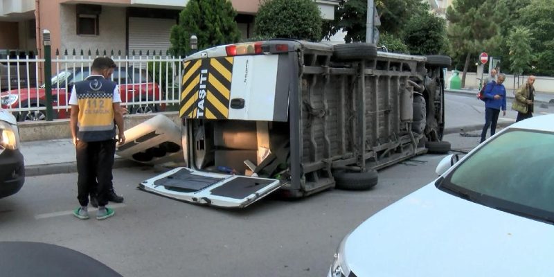 Kadıköy'de 2 servis çarpıştı: 1 yaralı
