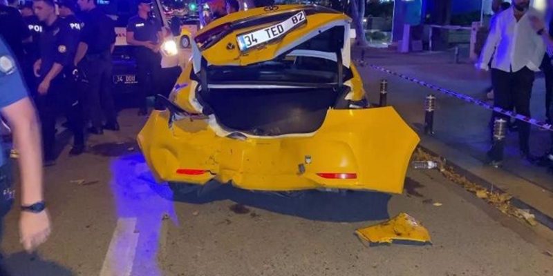 Kadıköy'de taksi ile otomobil çarpıştı: 2 yaralı
