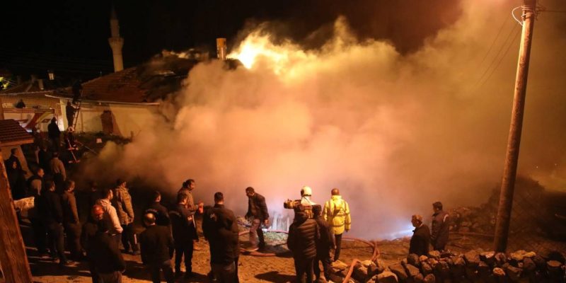 Ankara'da yangın: İki ev ile bir samanlık kül oldu