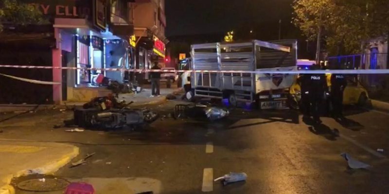 Ataşehir'de kontrolden çıkan kamyonet dükkana daldı: 1 ölü, 1 yaralı