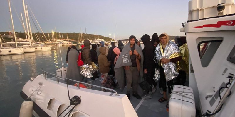 İzmir açıklarında 103 düzensiz göçmen yakalandı, 7 düzensiz göçmen kurtarıldı