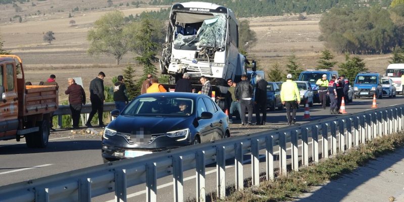 Kütahya'da işçi servisi traktörle çarpıştı: 13 yaralı