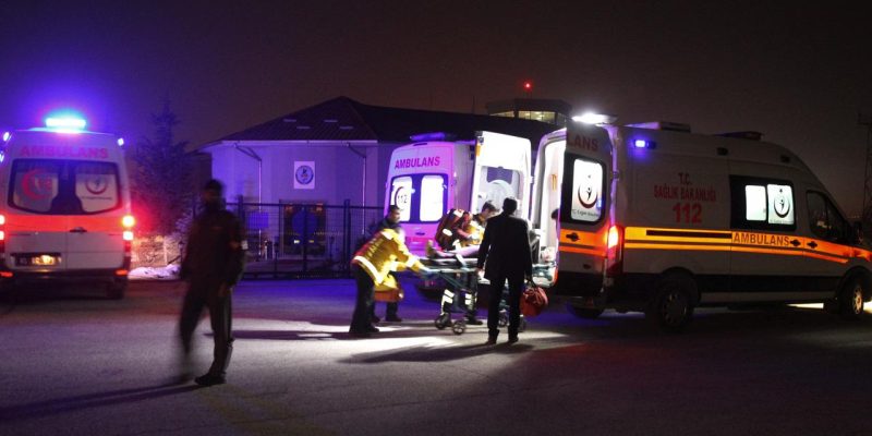 Malatya'da hafif ticari araç şarampole devrildi: 2 yaralı