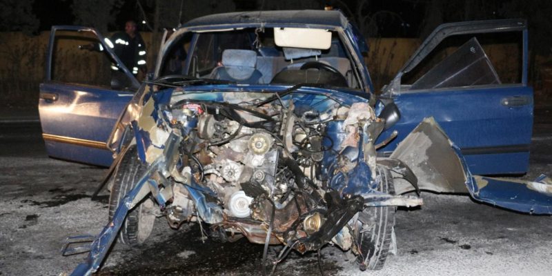 Manisa'da park halindeki tıra çarpan otomobilin sürücüsü ağır yaralandı