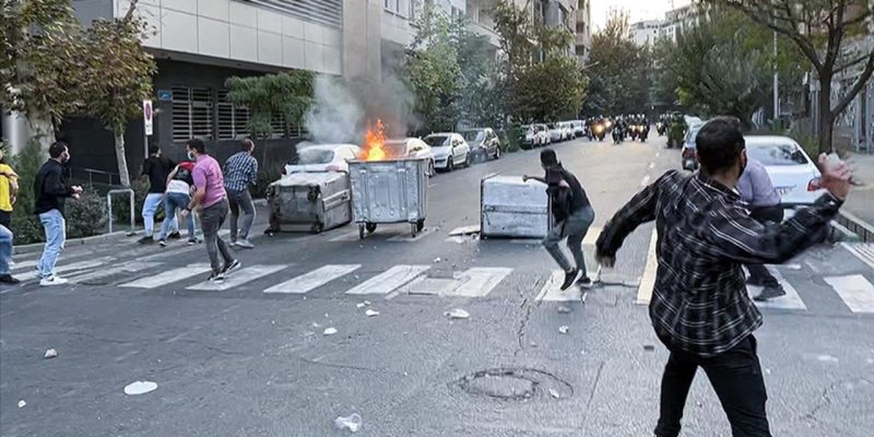 Tahran'da gösteri düzenleyen öğrencilere polis müdahale etti