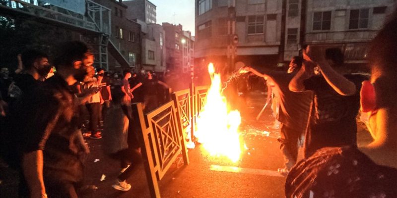 İran’da yapılan çağrılar üzerine protestocular sokaklara çıktı