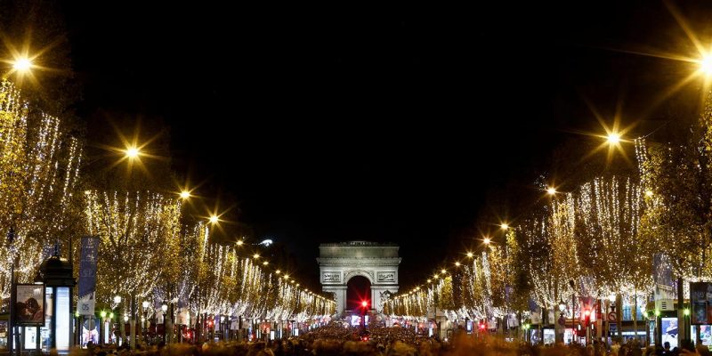 Paris'teki Noel ışıklandırması, Fransızları kızdırdı