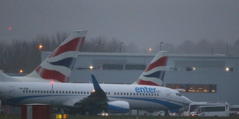 İngiltere'de kötü hava koşulları nedeniyle uçuşlar iptal edildi