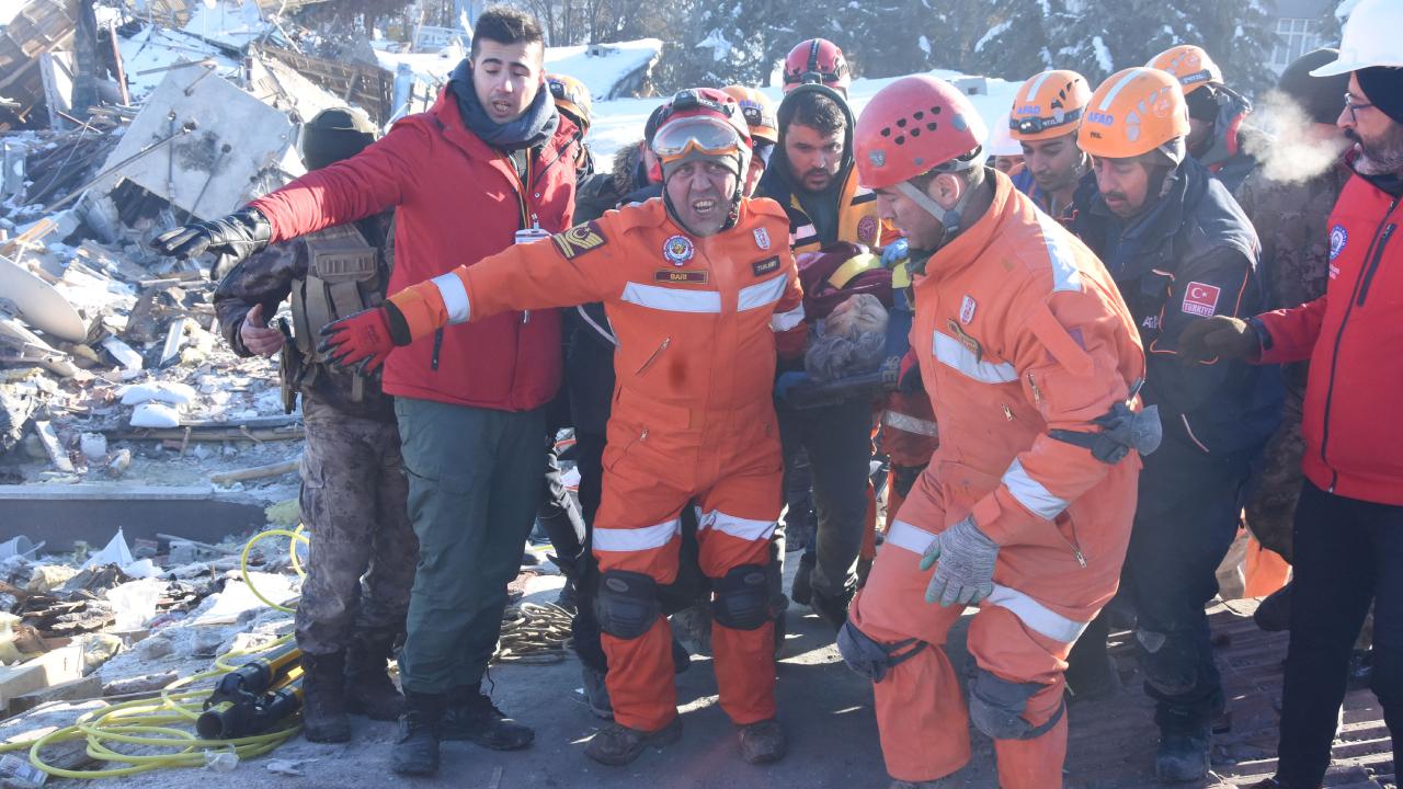 Yerini 'Köpük' buldu: 20 saatlik çalışma sonucu enkazdan kurtarıldı